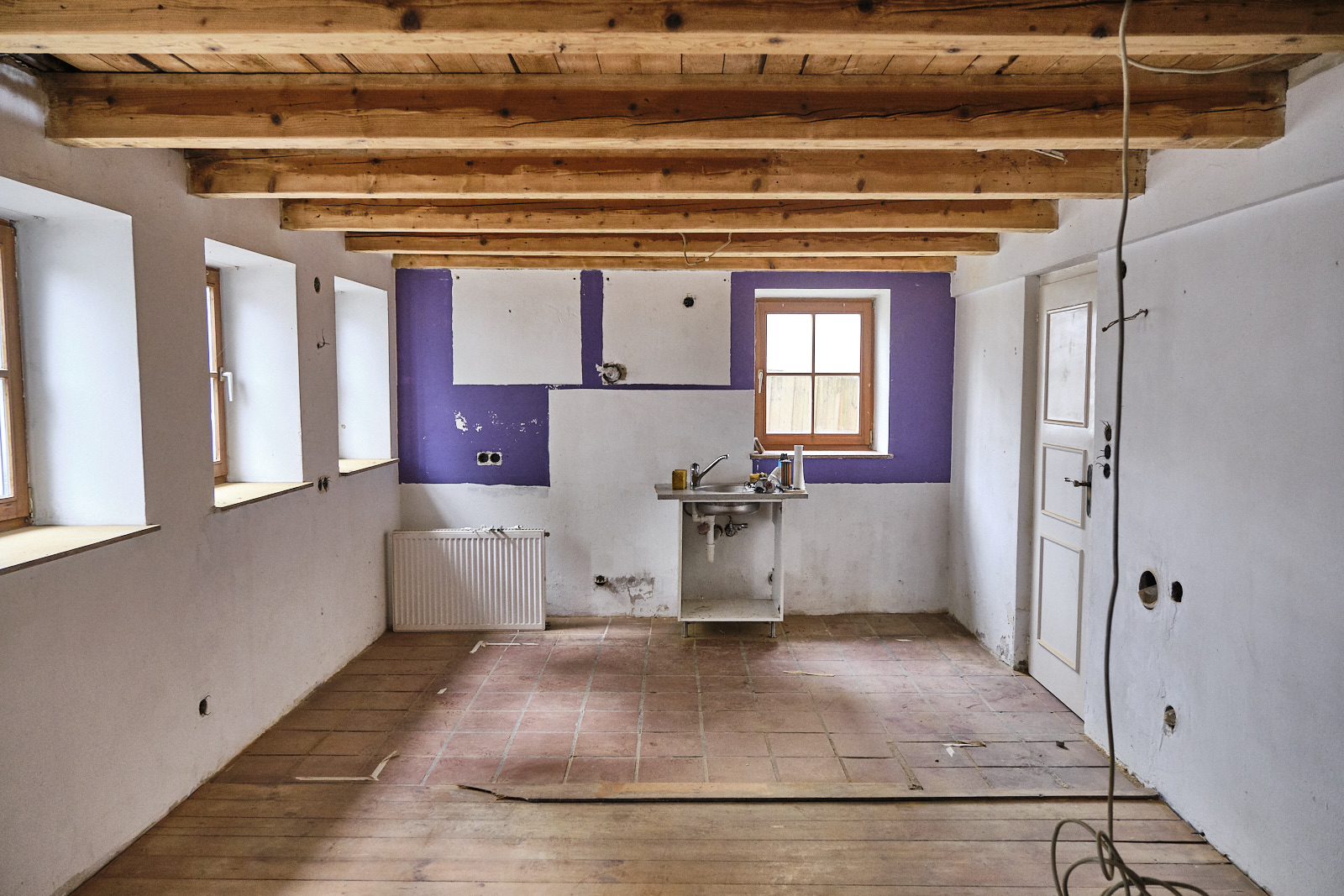 Abbau von Steckdosen und Schaltern (und Schleifen der Deckenbalken in