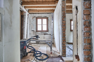 Balken an der Decke schleifen im Obergeschoss - F5LAUFEN