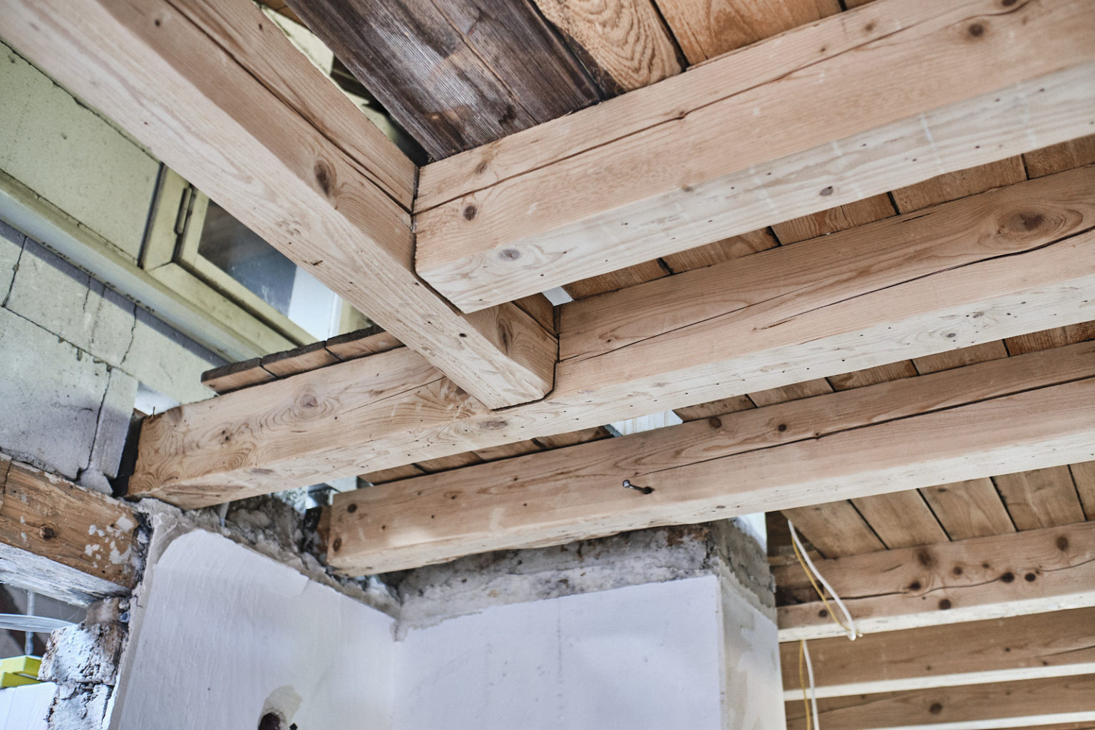 Balken an der Decke schleifen im Obergeschoss - F5LAUFEN